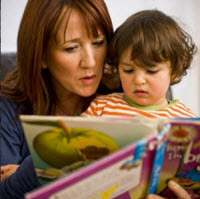 Γονείς που διαβάζουν στα παιδιά τους